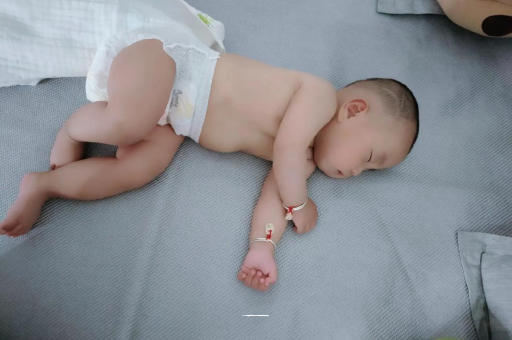 黔东南三个月宝宝抬头不稳